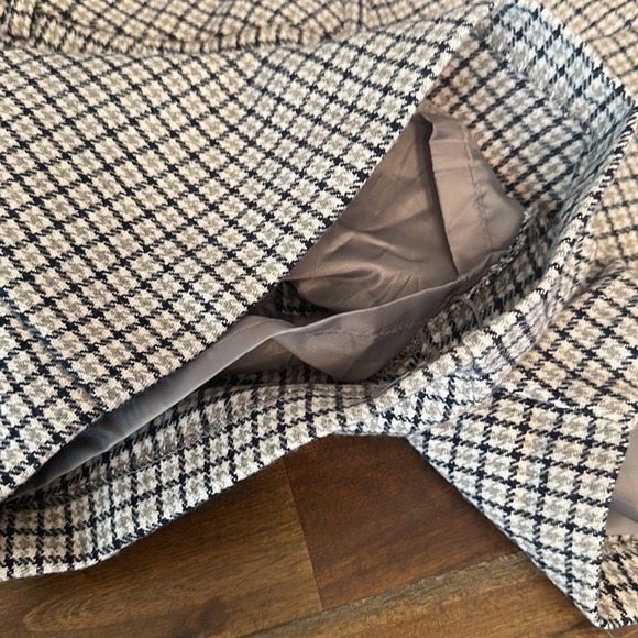 Size 4 - GAP - wool blend shorts, plaid - grey/blue 4 pockets, lined inside EUC - Picture 4 of 6